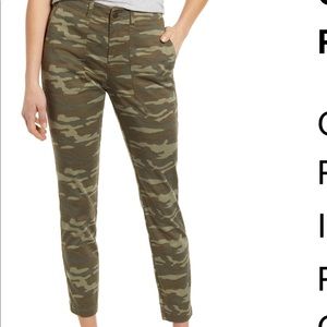 Caslon camo cropped utility pants in petite size 4